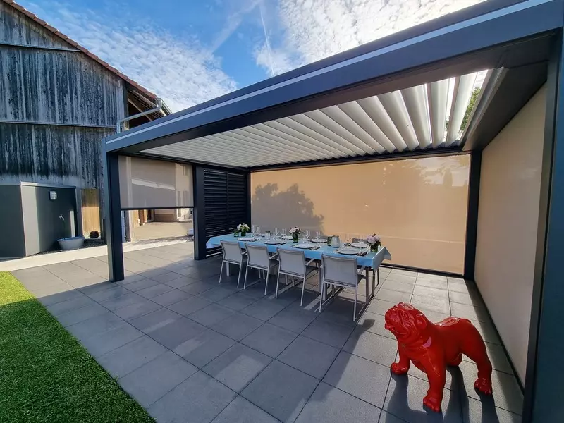 pergola independante avec store et paroi alu coulissante