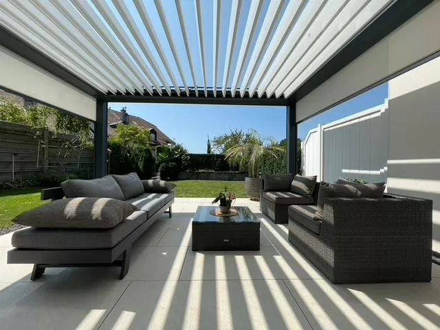 pergola bioclimatique avec lames ouverte et stores