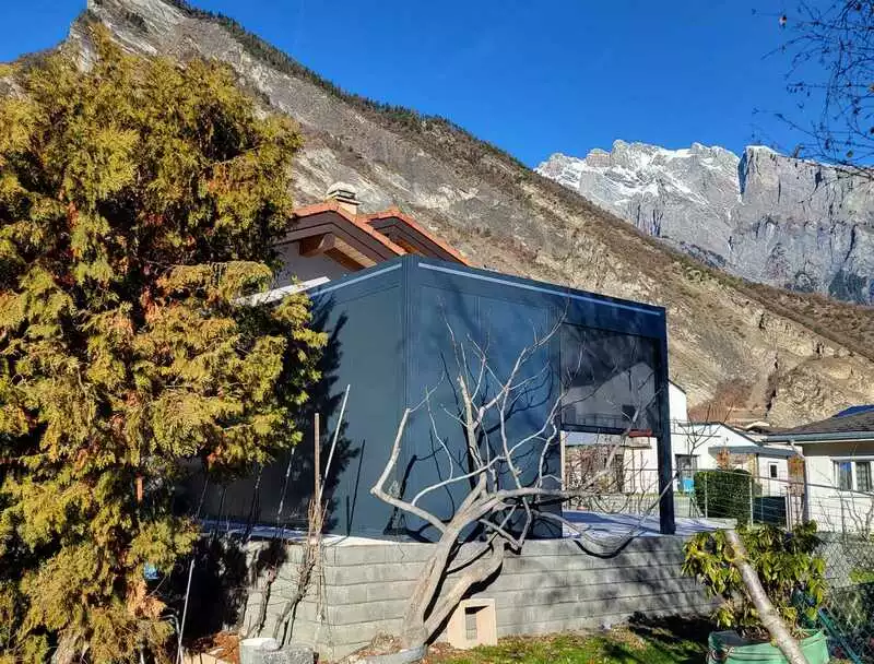 pergola gris anthracite vue de l'arrière dans paysage de montagne