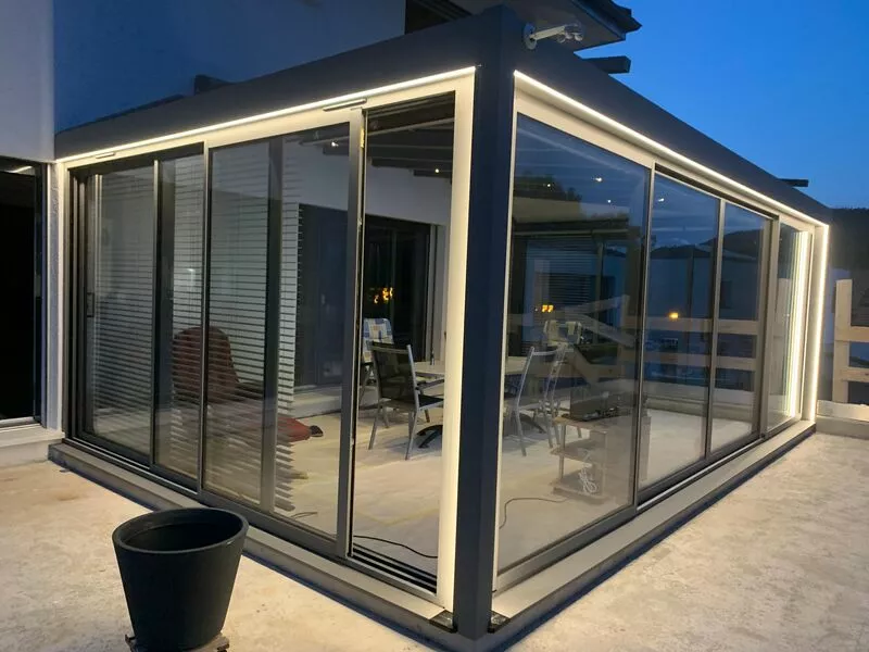 veranda vue de nuit avec strip led peripherique allumé