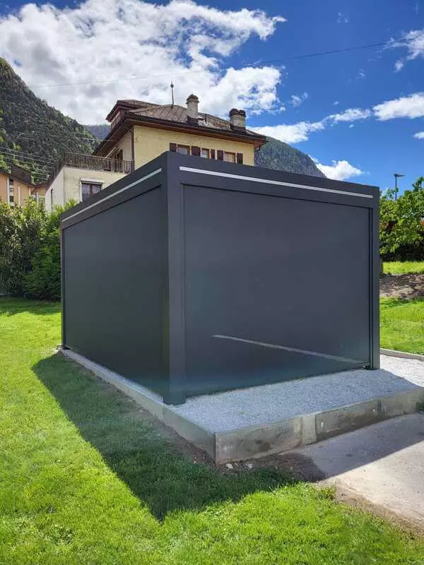 pergola avec stores de façade entièrement fermés