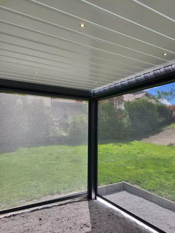 toit de pergola à lames orientables avec spots intégrés