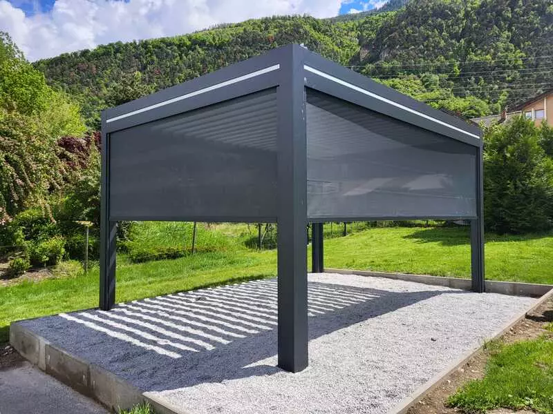 pergola isolée gris anthracite avec stores ZIP assortis