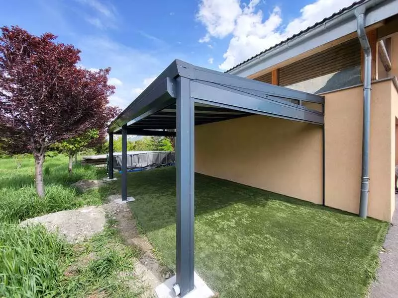 profil de pergola adossée sur terrasse avec pelouse