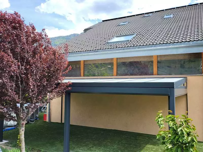 extérieur de maison avec pergola attenante
