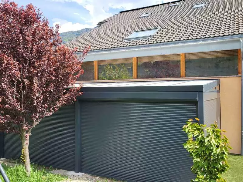 pergola alu grise attenante avec volets fermés