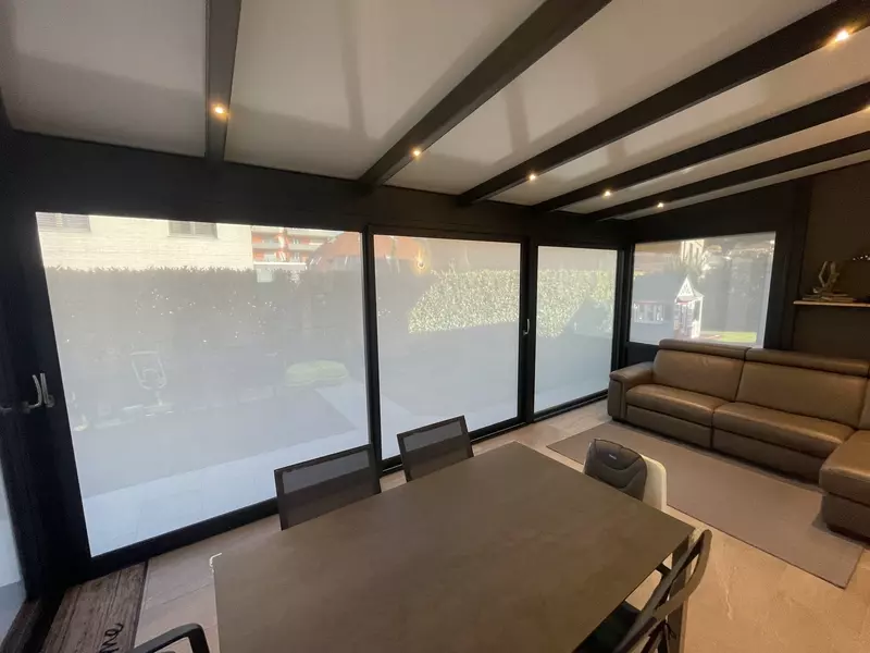 intérieur de véranda avec spots intégrés et allumés