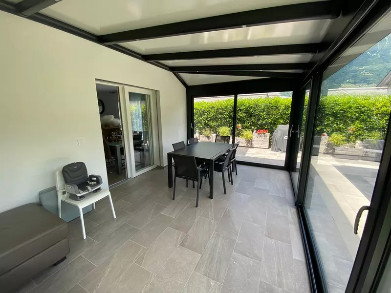 intérieur design de véranda laquée noire