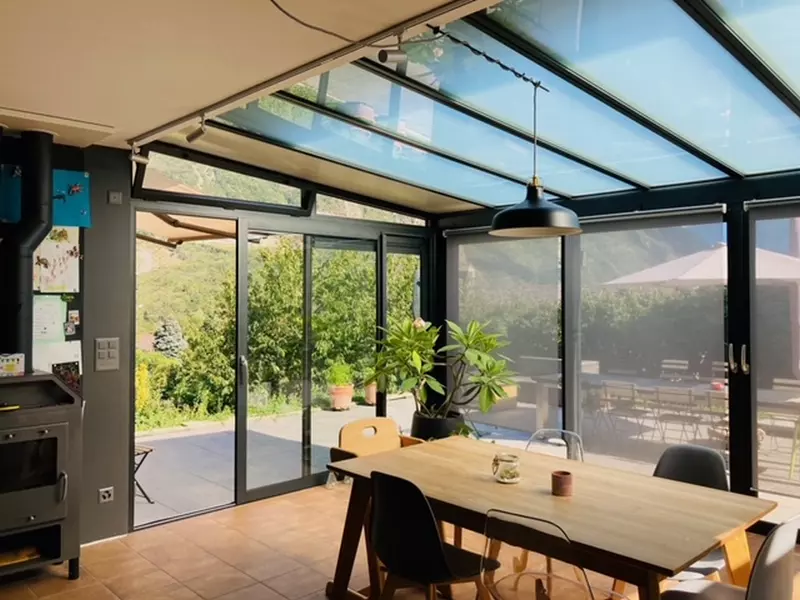 intérieur de véranda laquée noire avec table à manger