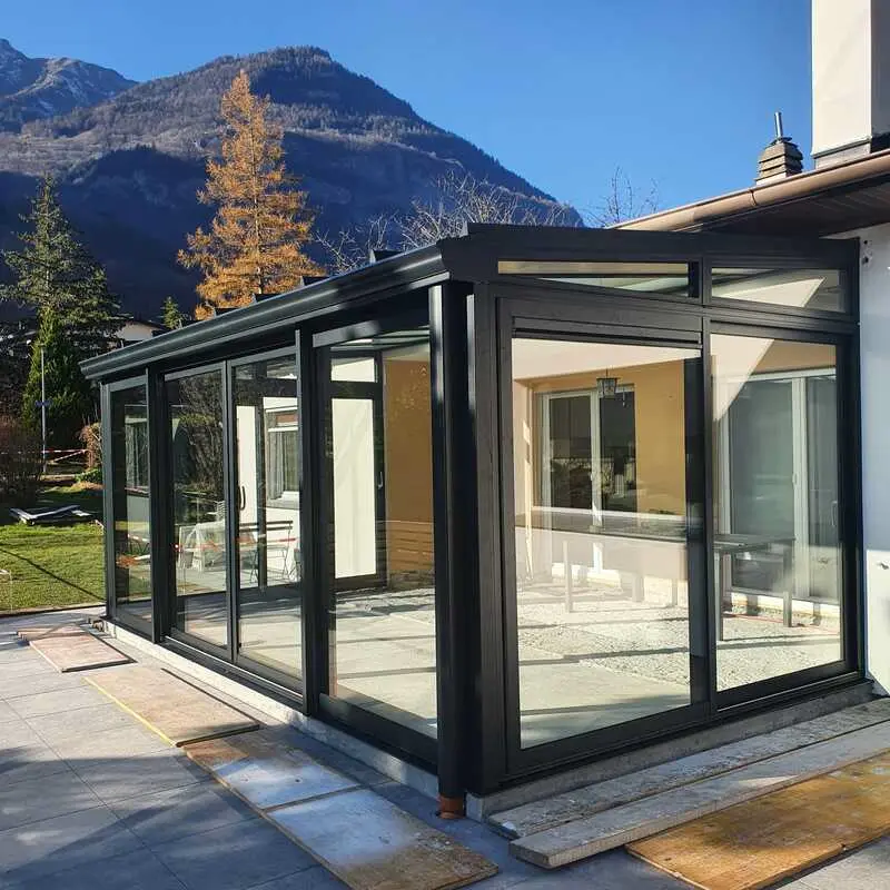 véranda abritant une terrasse avec montagne en arrière plan