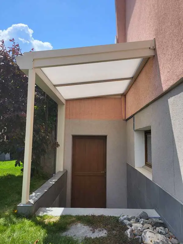 préau d'entrée beige adossé