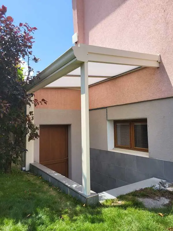 préau beige en aluminium thermolaqué adossé en angle