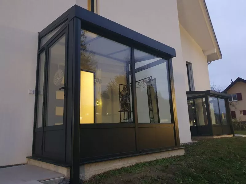 sas d'entrée en véranda verrière noire vue de nuit