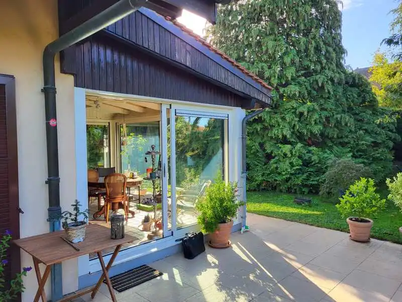 Fermeture de terrasse couverte vue de l'extérieur