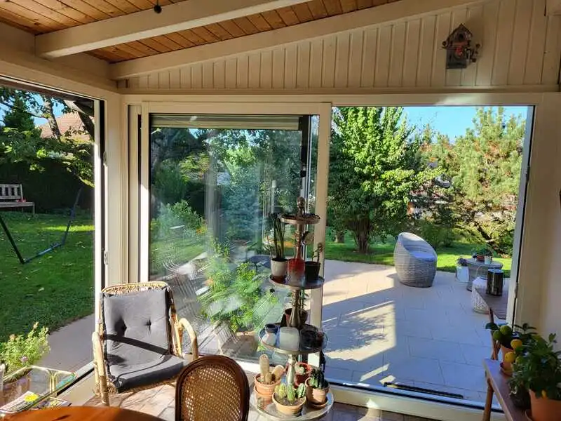 Fermeture de terrasse couverte vue de l'intérieur