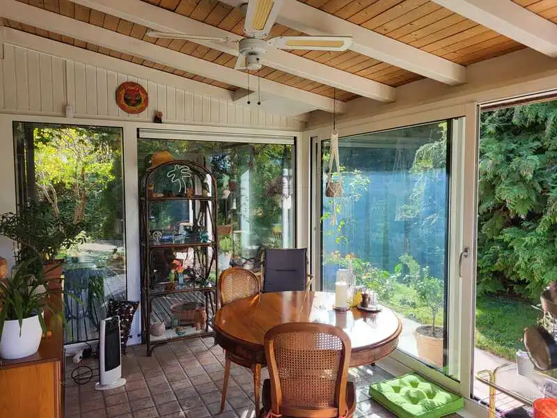 Fermeture de terrasse couverte vue de l'intérieur