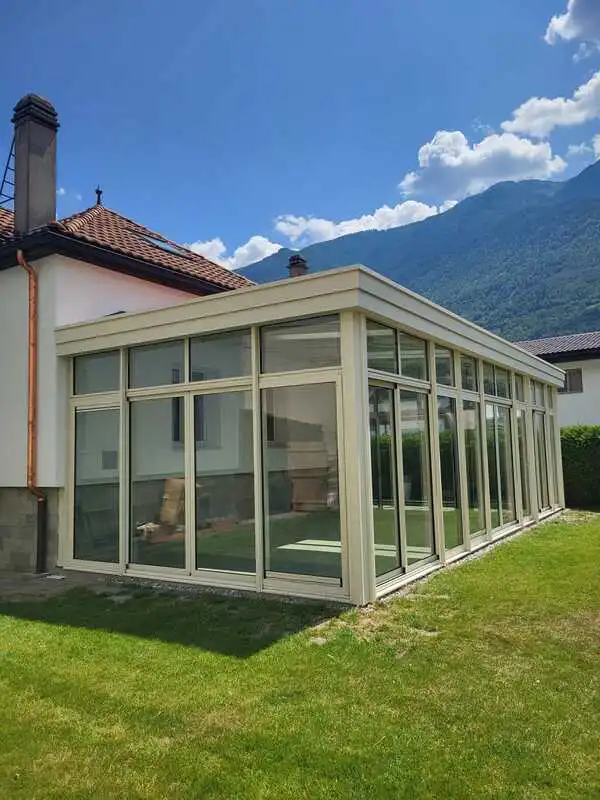 Vue de profil de la véranda d'habitation