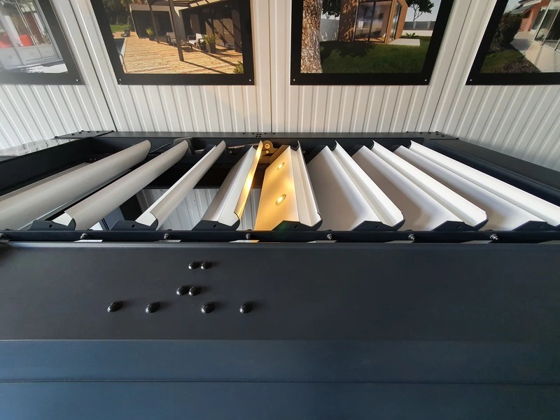 Totem de présentation des lames orientables d'une pergola bioclimatique